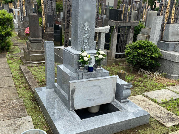 新宿区大久保 戒名彫りと納骨作業 -(株)武蔵｜墓石工事・墓じまい・お墓の建替・修繕・リフォーム工事／東京・神奈川・千葉・埼玉・茨城